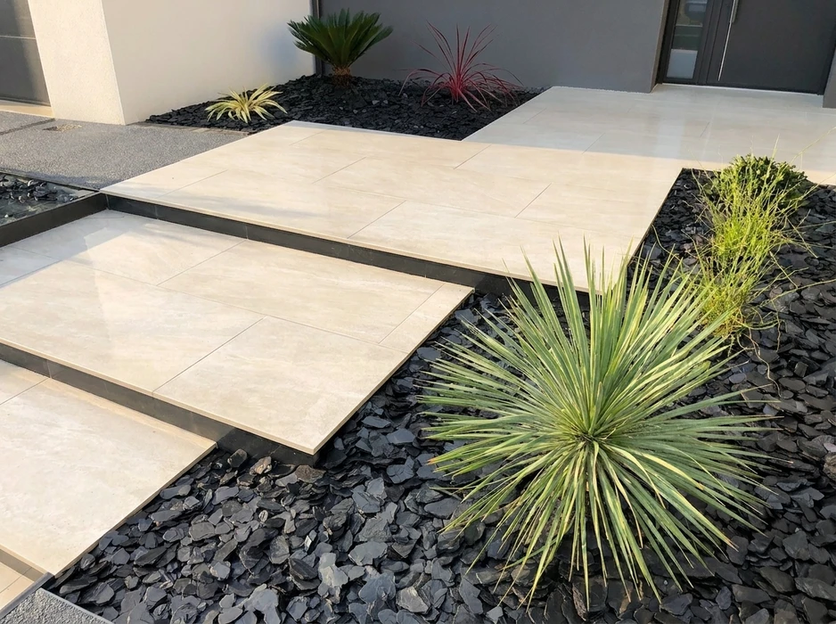 Escalier extérieur moderne en carrelage grand format beige crème, posé en porte-à-faux sur soubassements noirs