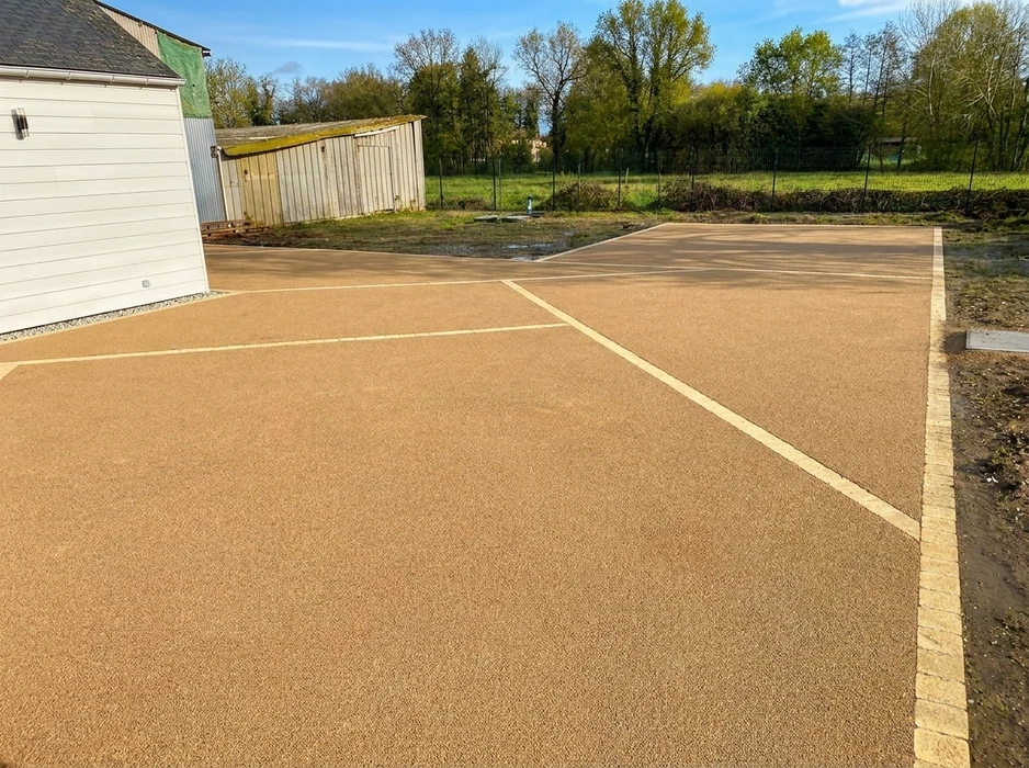 Allée extérieure nouvellement réalisée en résine de synthèse, teinte ocre/sable