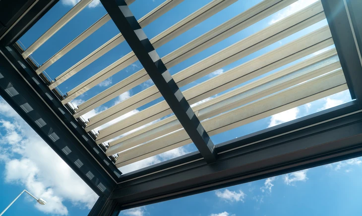 photo réaliste pergola bioclimatique de conception moderne avec des lattes d'aluminium qui se dresse près d'une maison moderne avec piscine, avec salle à manger, riche en végétation