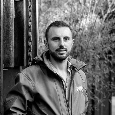 Scène extérieure de jardinage avec personne utilisant une bêche pour travailler la terre