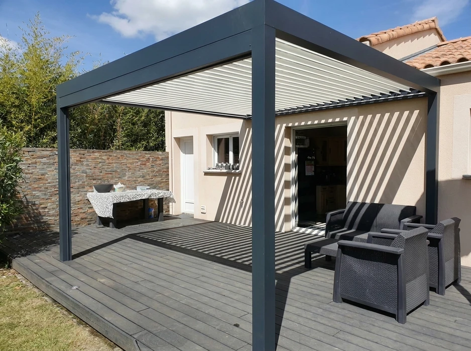 Terrasse méditerranéenne en hauteur avec pergola à lamelles de bambou sur structure métallique blanche