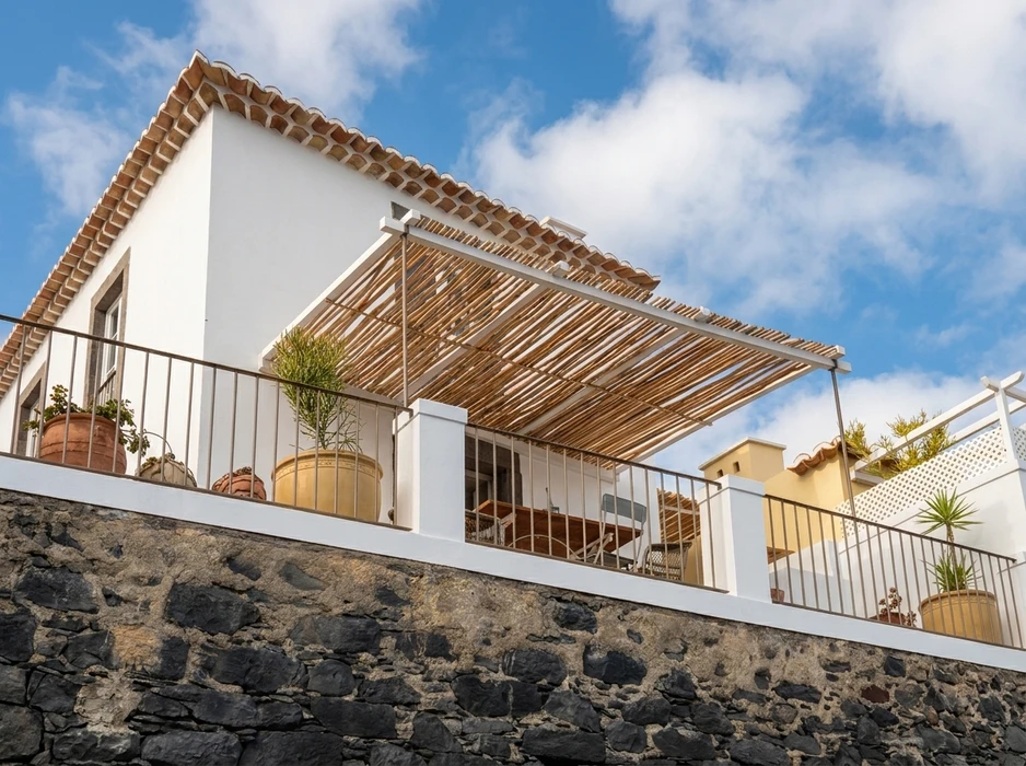 Allée extérieure latérale de maison, aménagement paysager moderne