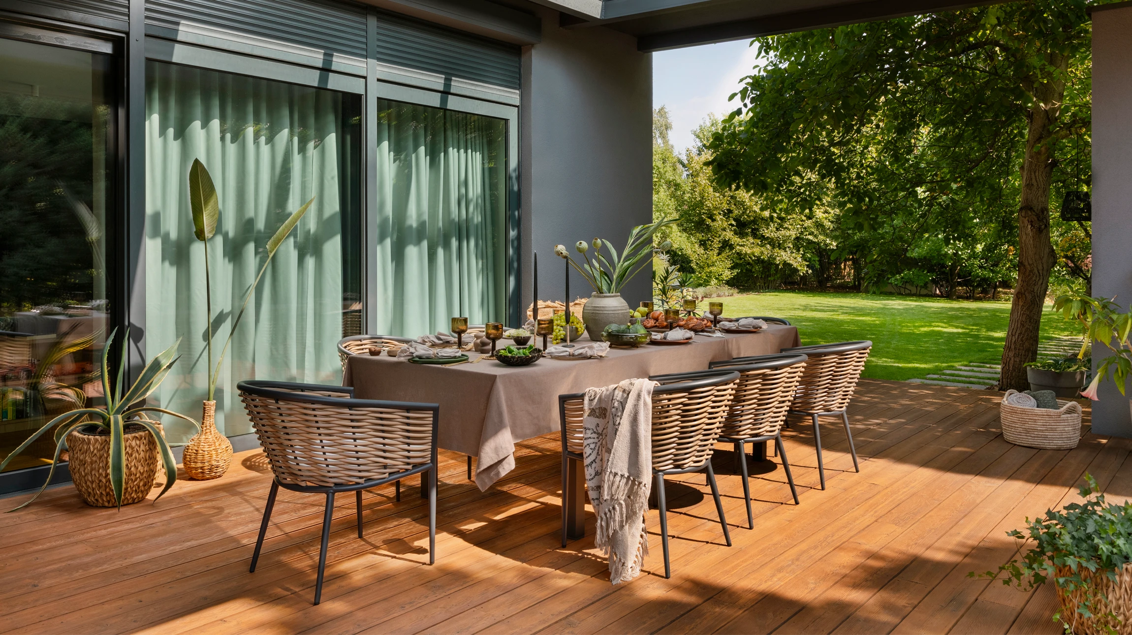 Terrasse en pierre naturelle avec jardin verdoyant