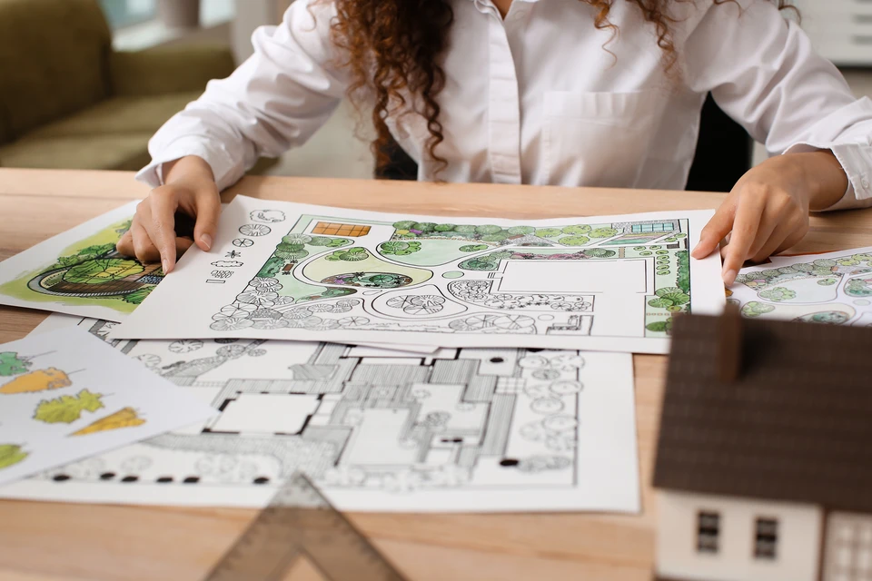 La maquette blanche, l'espace de travail moderne avec un ordinateur portable, des ordinateurs portables, des lunettes et une plante succulente