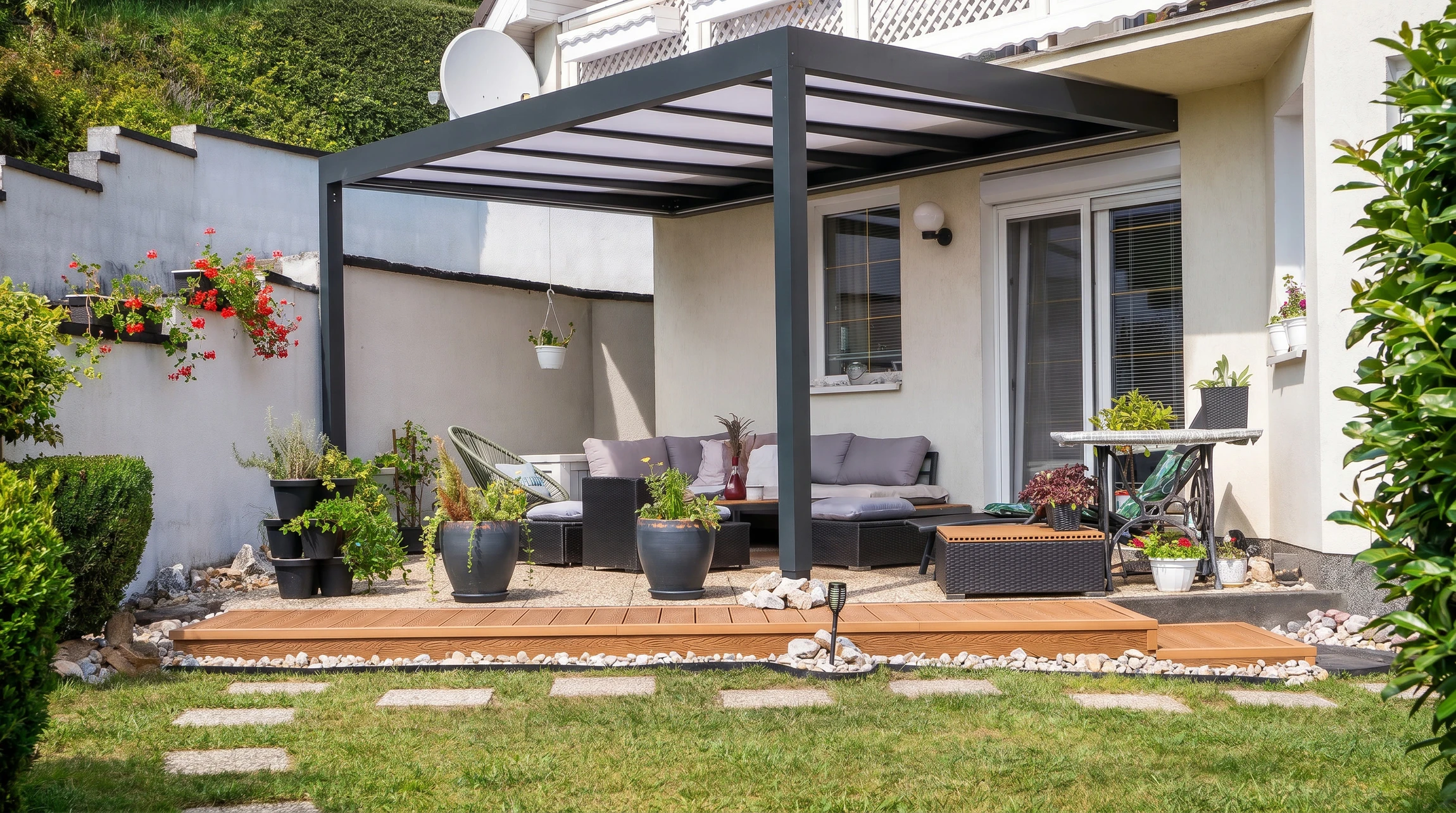 Pergola bioclimatique avec lames orientables en aluminium blanc installée sur terrasse extérieure